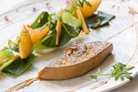 Foie gras poêlé, choux Pak Choi et nectarine jaunes